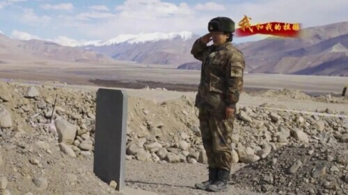 這個敬禮看哭了!父親失去雙手雙腿,女兒幫他祭奠犧牲戰友 這個敬禮看哭了!父親失去雙手雙腿,女兒幫他祭奠犧牲戰友