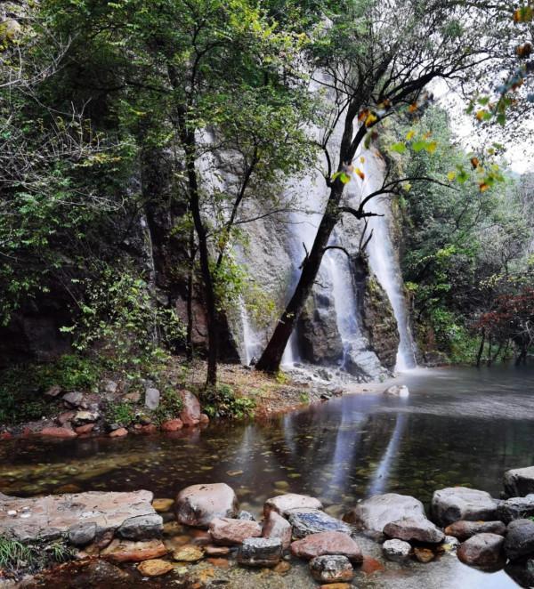 玉渡山邊忘憂湖畔 誤入詩畫仙境！以水為媒介訪青山遊綠水，在雲霧飄渺的清新山林間感悟自然之韻
