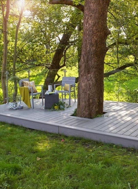 院子裡要是種了樹，就在底下圍一圈卡座地臺，睡覺乘涼給院子加分