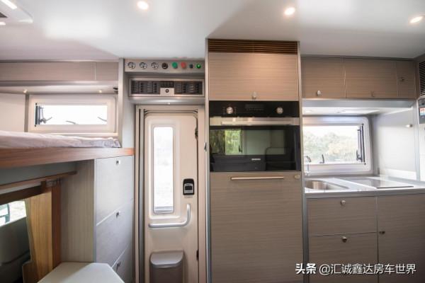 軍綠防爆車體，配四驅V8動力，帶吃住功能！實拍福特4座越野房車