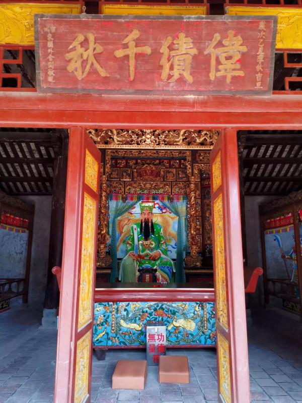 雷州有座千年古祠，全國罕見的五代石人石狗