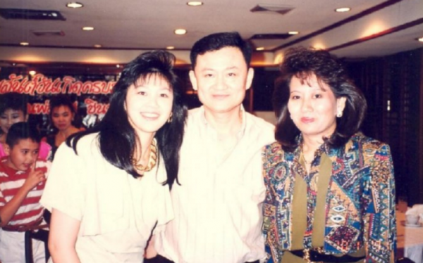 54歲英拉好福氣：相伴25年的男友在家等她，長兄如父護她半生周全