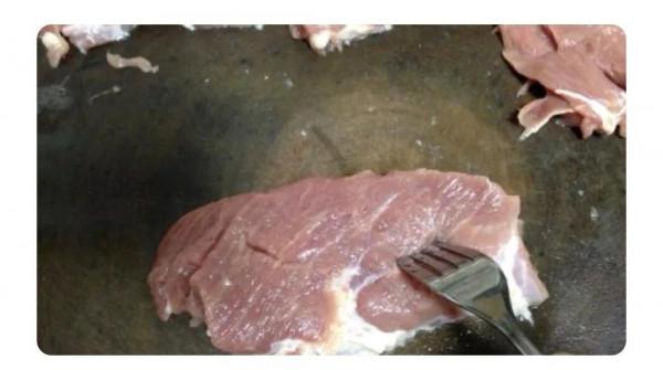 廣東人經常吃蜜汁叉燒肉是怎麼做。現在就教你