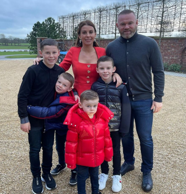 魯尼曬一家六口聖誕照：36歲曼聯傳奇像63歲，4個兒子個個可愛