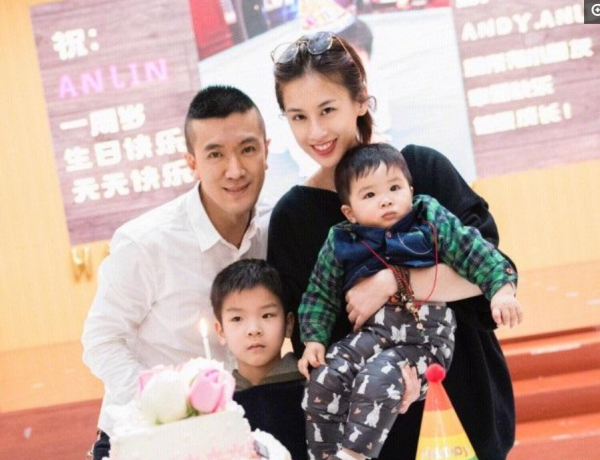 黃聖依一家四口近照，豪門就是豪門，進門兒十多年從來不用做飯