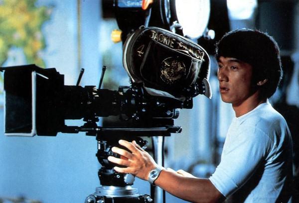 成龍：當時兩把刀架在我脖子上，問我20萬拍不拍？我還能怎麼辦