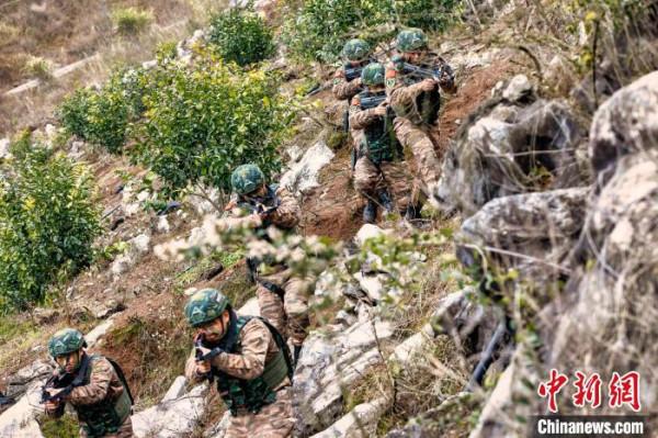 真打實練 直擊武警特戰隊員實戰化練兵