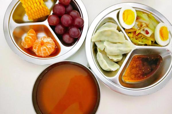 今日三餐,全是低脂高蛋白食物,牛肉湯是女兒的最愛,營養又暖和 今日三餐,全是低脂高蛋白食物,牛肉湯是女兒的最愛,營養又暖和