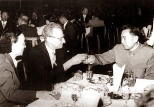 從1957年到去世前兩年,周總理淋過的雨,後來都成為我們眼裡的淚 從1957年到去世前兩年,周總理淋過的雨,後來都成為我們眼裡的淚