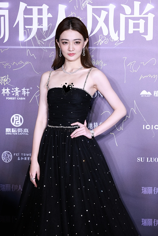 徐璐這小身板真是穿什麼都好看，雖然瘦了點，可穿小黑裙還挺大氣