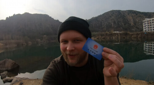 英國博主拿中國社保卡“釣魚”，反華賬號就興奮地上鉤了……