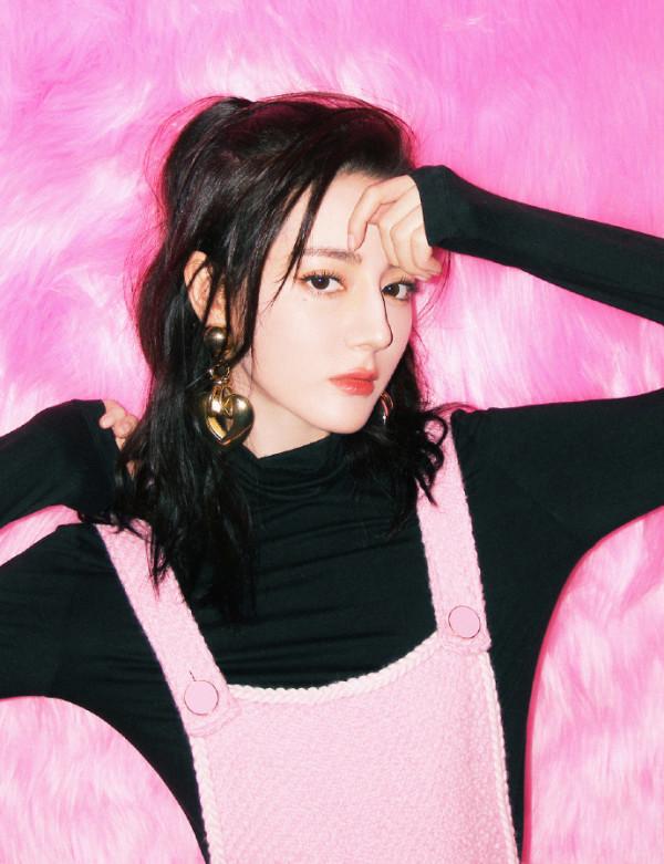 又被圈粉了！迪麗熱巴穿粉揹帶褲甜酷可愛元氣足