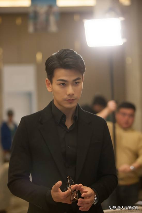 13位自帶“總裁”氣質的男星，分寸感拿捏到位，穩重貴氣還不油膩