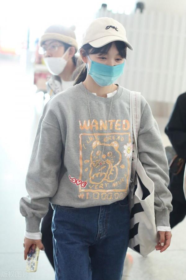 徐夢潔穿灰色卡通衛衣搭配牛仔褲,戴棒球帽舒適自在 徐夢潔穿灰色卡通衛衣搭配牛仔褲,戴棒球帽舒適自在