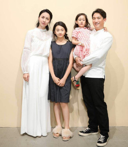 黃磊孫莉帶娃遊環球影城,兒子正臉首曝光,多媽扎低馬尾狀態真好 黃磊孫莉帶娃遊環球影城,兒子正臉首曝光,多媽扎低馬尾狀態真好