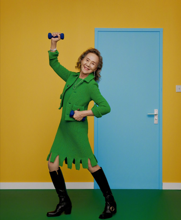 83歲奶奶穿30年前的“舊衣服”，時髦又減齡，網友：突然不怕老了