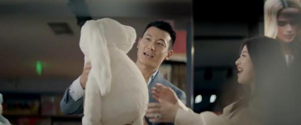 朱珠春節曬瑜伽照，假裝在海邊姿態婀娜，女兒在一旁練抬頭萌態足