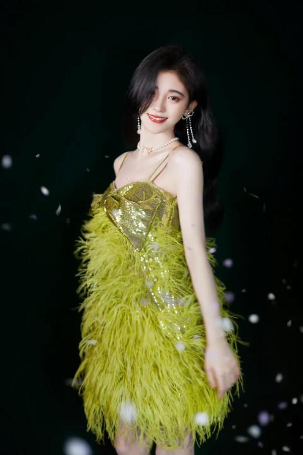 鞠婧禕，綠色吊帶草裙，你若盛開，清風自來