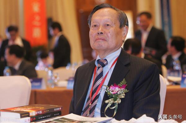 錢學森和楊振寧誰的貢獻大?哪個是你更喜歡的的科學家? 錢學森和楊振寧誰的貢獻大?哪個是你更喜歡的的科學家?