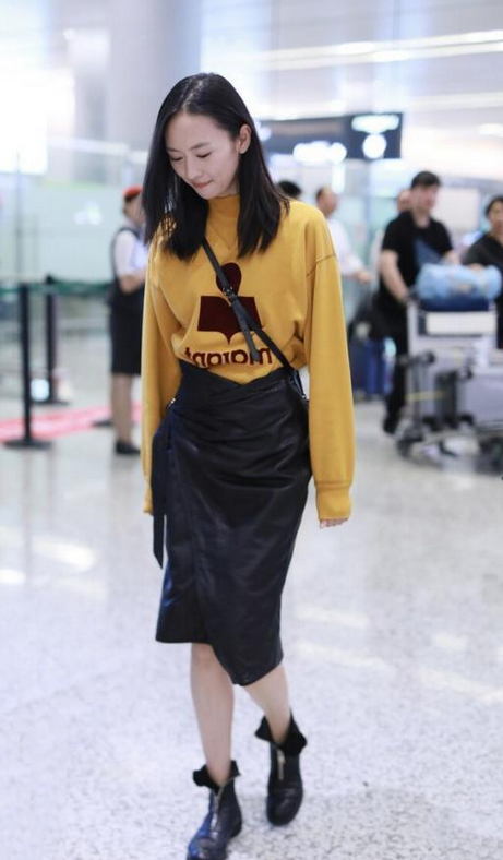 36歲的童瑤瘦過頭！衛衣掖在皮裙裡還有曲線感，頭髮稀疏老態初顯