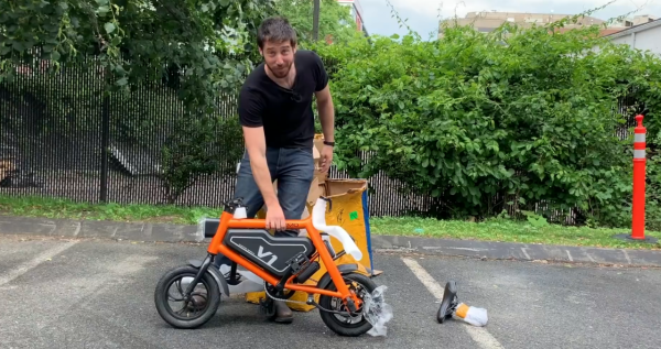 美國小夥買中國迷你電車,本來不相信質量,試駕後想轉行做代駕 美國小夥買中國迷你電車,本來不相信質量,試駕後想轉行做代駕