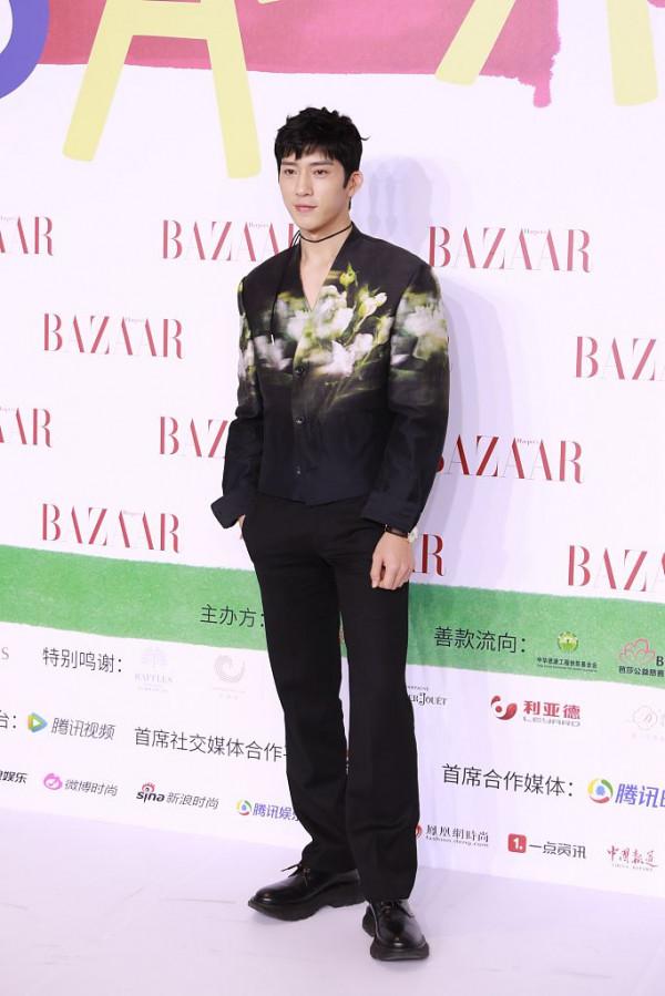 楊冪陳偉霆芭莎慈善夜親密牽手 楊穎景甜楊洋李現群星璀璨 楊冪陳偉霆芭莎慈善夜親密牽手 楊穎景甜楊洋李現群星璀璨