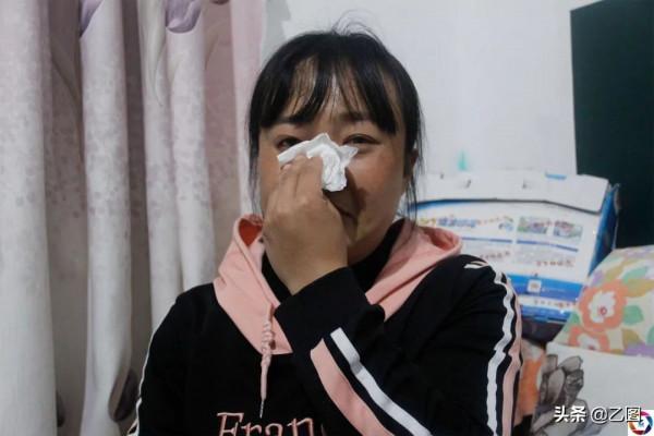 媽媽揹著幼女上山幹活，一陣電閃雷鳴後孩子臉青紫，噩夢就此開始