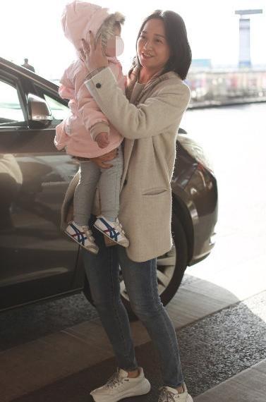 朱丹機場私服真減齡，穿闊腿褲配運動鞋，嘟嘴賣萌模樣哪像38歲？