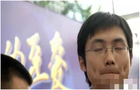 16年前背母上學的男孩，29歲時從男孩變成女孩，後來怎麼樣了