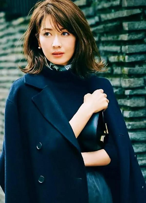 五十歲女人怎麼打扮更加年輕呢 五十歲女人怎麼打扮更加年輕呢