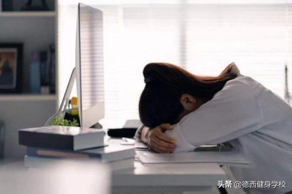 生活中常見的5個動作，傷腰、傷膝、毀體態，趕快改掉