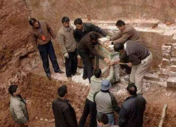 60年代湖北關羽墓被挖開，墓室盡頭，發現4根鐵鏈懸掛的古棺