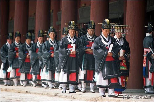 中國古代官員上朝面聖手上拿的是個啥，有何作用呢？