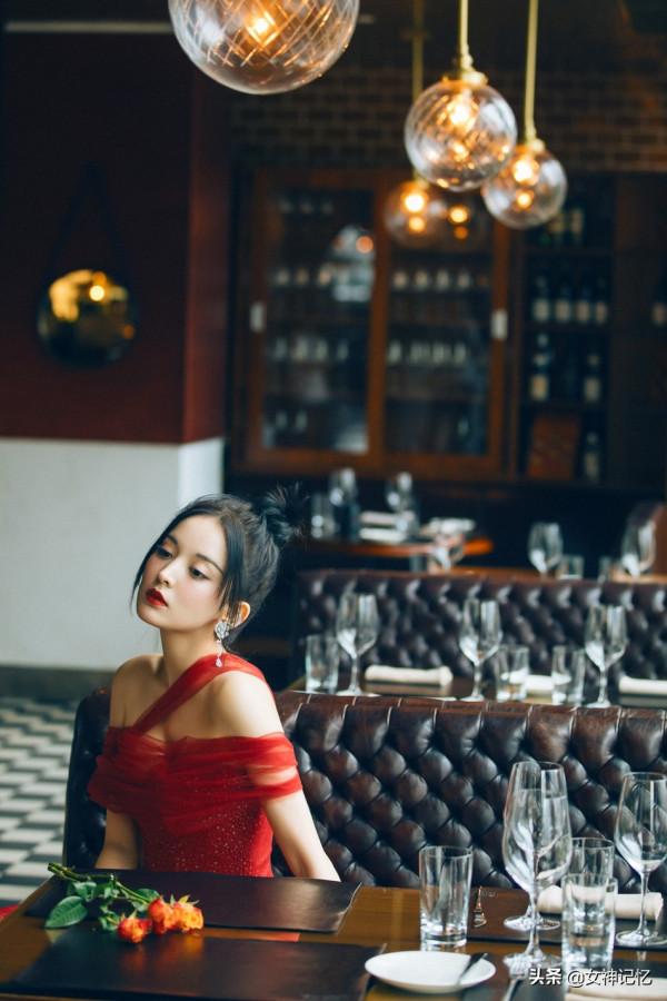 古力娜扎穿一襲紅色紗裙,嫵媚動人 古力娜扎穿一襲紅色紗裙,嫵媚動人