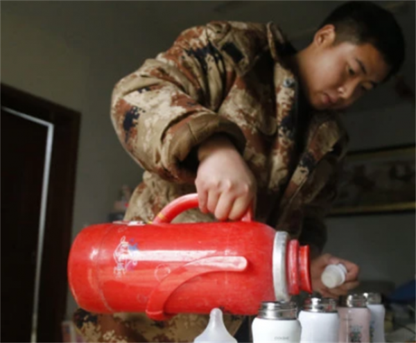 她拒絕減胎，冒著風險產下4胞胎，今全家幫忙帶娃的場景讓人羨慕