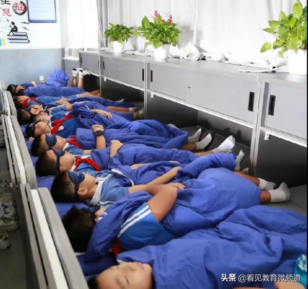 可升降課桌椅,抽屜式摺疊床,一家深圳學校的教育設計創新應用 可升降課桌椅,抽屜式摺疊床,一家深圳學校的教育設計創新應用