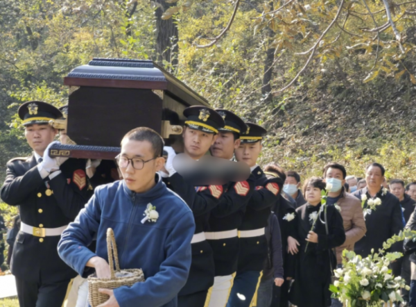 楊在葆安葬儀式現場曝光，六人抬棺風光大葬，遺孀陳麗明難忍悲痛