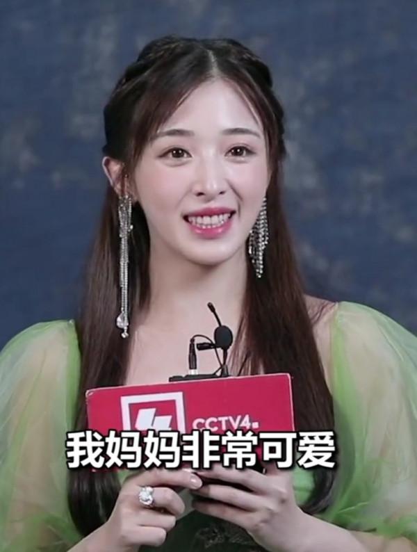 張含韻再度上央視晚會舞臺，採訪時穿著綠色仙女裙，直言很是激動