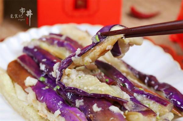 我家做涼拌茄子，不用上鍋蒸，茄子不變色，水汽少，入味好吃