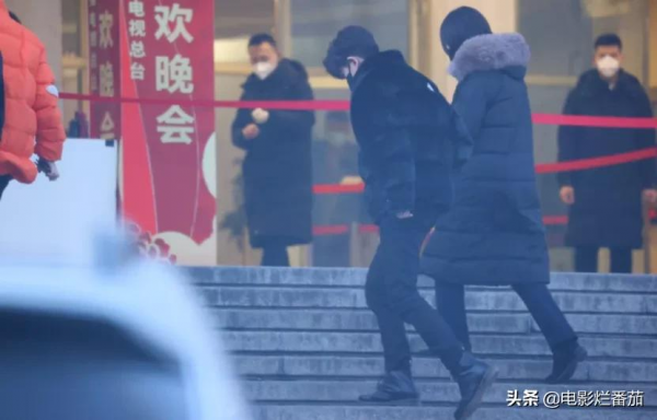 春晚五次聯排：趙麗穎緊身褲吸睛，沈騰眼神犀利，張小斐知性俏皮