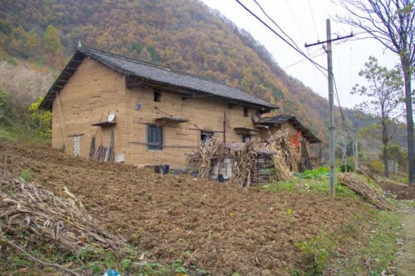 尋訪秦嶺將臺子，山腰碰到一個隧道，與《千與千尋》中的高度相似