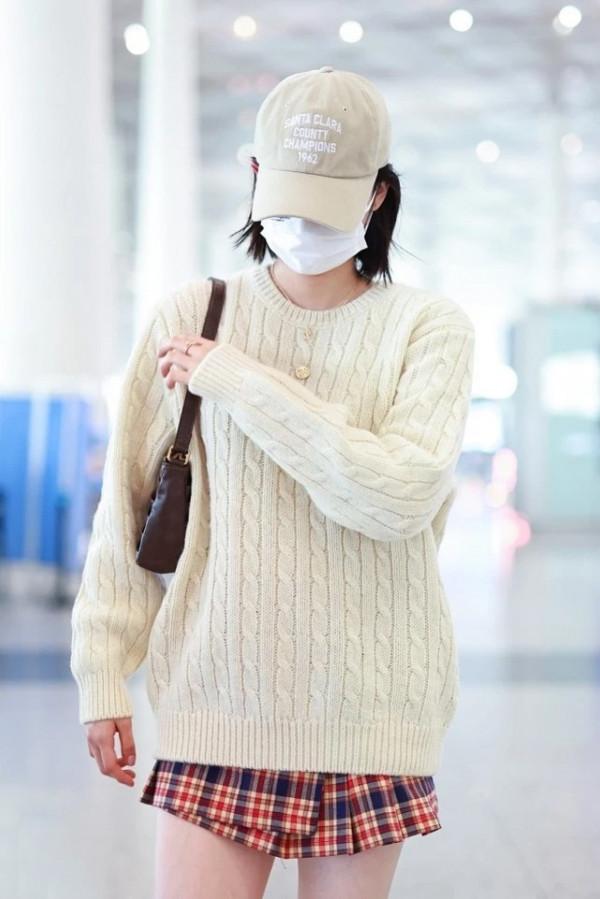 歐陽娜娜開始穿毛衣了，“上冷下熱”穿法夠個性，造型時髦又搶眼
