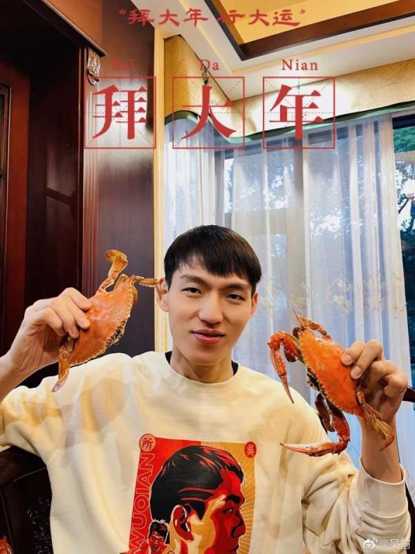 胡金秋熟悉奶爸業務，吳前曬鍋蓋大的螃蟹，回不回家都要好好過年