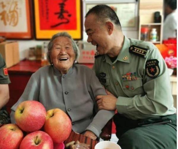 “四個人，一條腿，三雙眼睛”的一等功臣，集體看望94歲烈士媽媽
