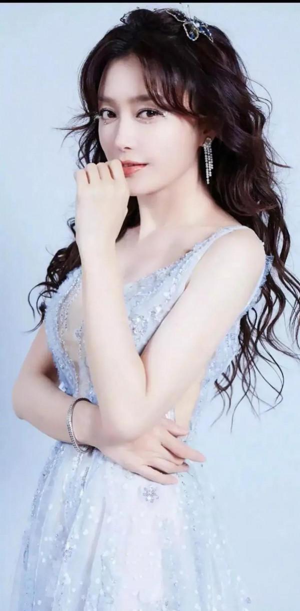 美豔絕倫的秦嵐