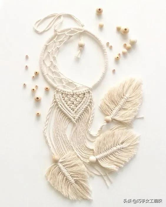 用剩餘的棉繩編了幾片葉子，組合起來簡直美翻了，鄰居都要學起來