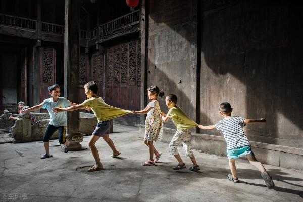 火筷子燙髮,學閏土捕鳥,人到中年,還記得那些傻傻的童年往事嗎 火筷子燙髮,學閏土捕鳥,人到中年,還記得那些傻傻的童年往事嗎