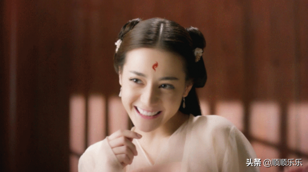 迪麗熱巴九尾造型夢迴三生三世,一個萌一個颯 迪麗熱巴九尾造型夢迴三生三世,一個萌一個颯