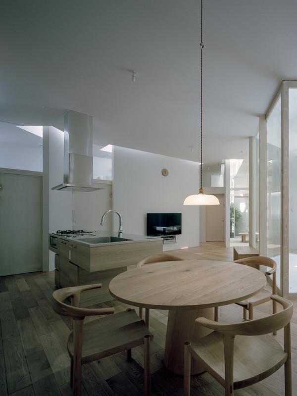 104㎡的住宅：為了能夠有一個安靜的家居空間，對外幾乎完全封閉