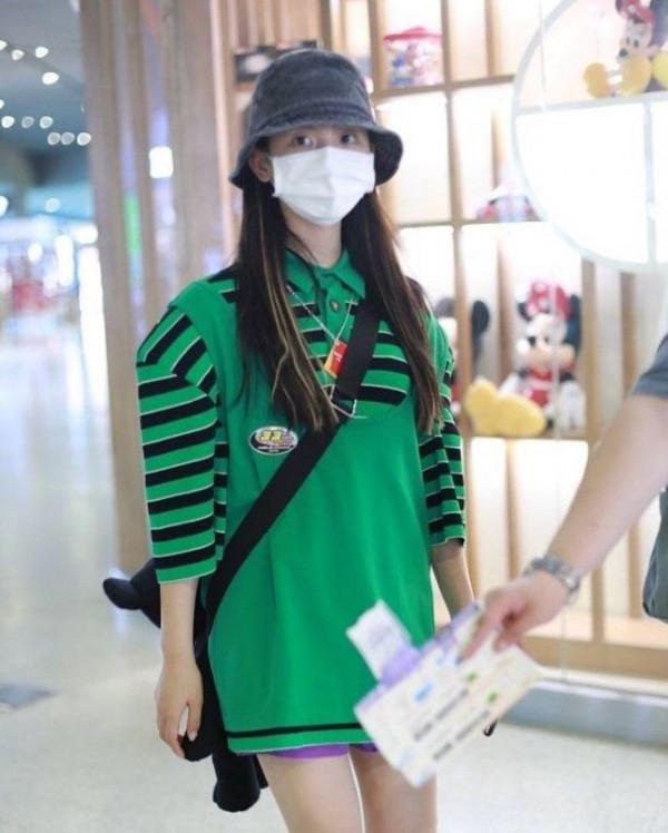 透視裙、漁網襪、花裙子，穿土味單品的女明星，照樣一個比一個美